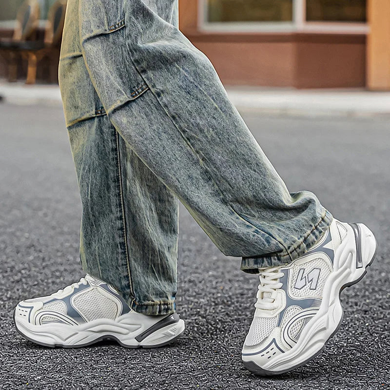 Men's sports shoes